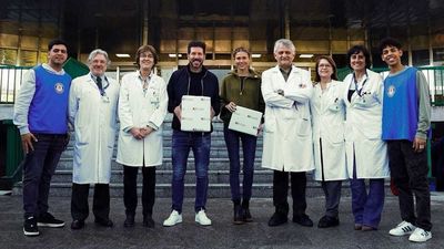 Simeone 'se viste de rey mago' y llena de ilusión y juguetes a los niños del 12 de Octubre