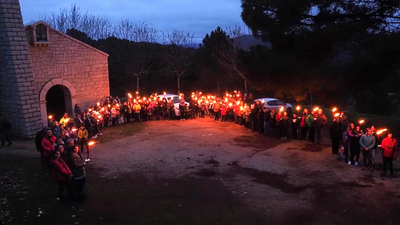 Las antorchas iluminan el bosque de Robledo de Chavela para dar la bienvenida a la Navidad