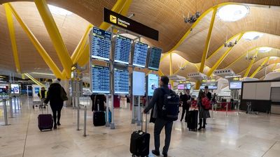 Las peticiones de asilo desbordan Barajas en un año récord de llegadas de inmigrantes