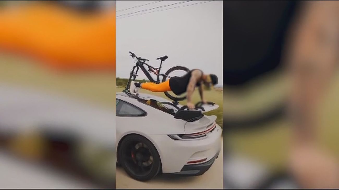 Detenidos dos jóvenes que hacían gimnasia en el capó de sus vehículos mientras circulaban