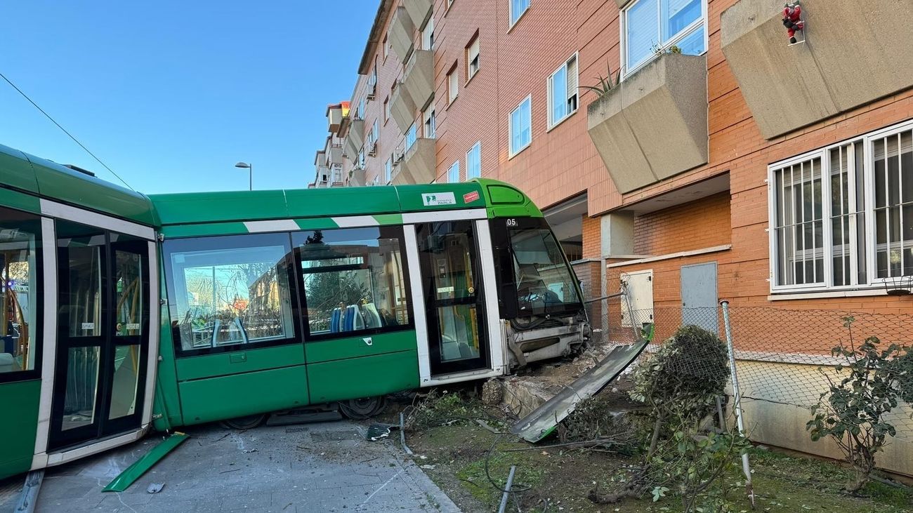 13 heridos leves por una colisión entre el tranvía de Parla y una furgoneta