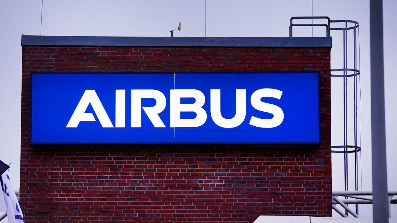 Logotipo de Airbus en una de las plantas de la compañía
