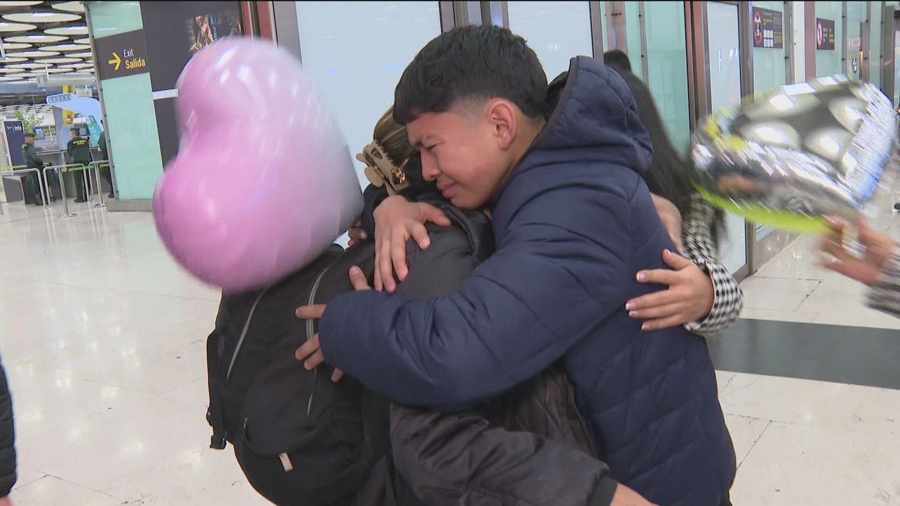 Abrazos en Barajas: miles de personas vuelven a casa por Navidad