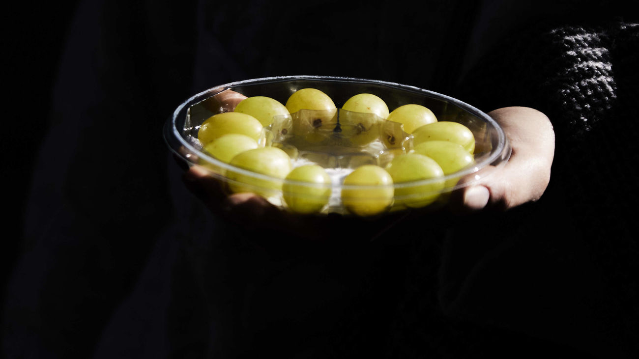 Uvas, frutos secos o caramelos duros: las “peligrosas trampas” para los niños en Navidad