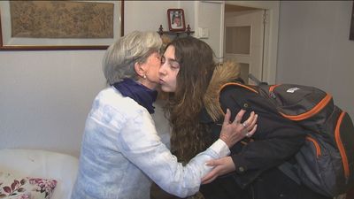 Estudiantes y mayores comparten piso para combatir la soledad y la falta de alquileres asequibles