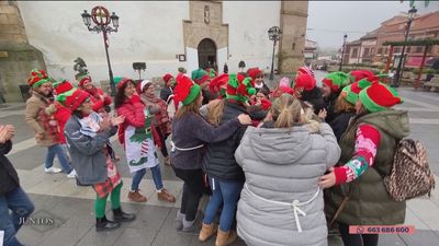 El ‘pueblo elfo de Madrid’ da una sorpresa navideña a una de sus vecinas
