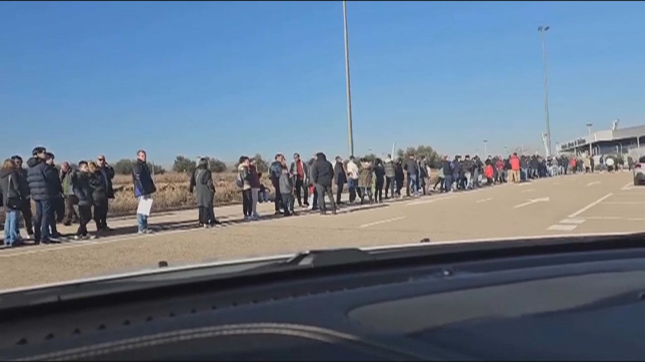 Colas para conseguir una entrada y asistir al entrenamiento del Real Madrid