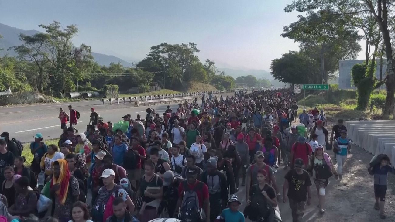 Una caravana de miles de migrantes avanza por México en la víspera de la visita de EEUU