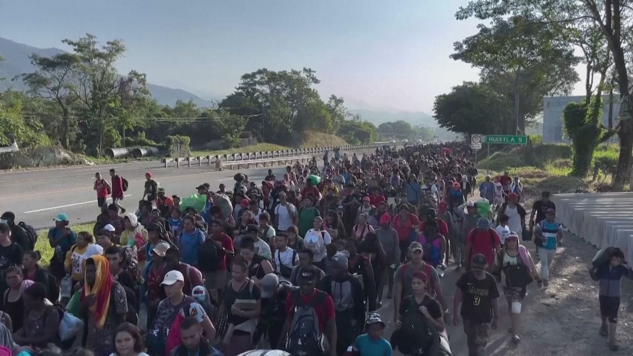 Miles de migrantes avanzan por México  camino a Estados Unidos