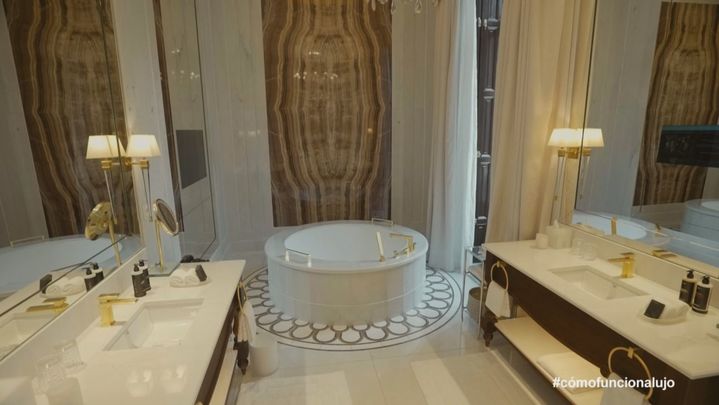 Cuarto de baño suite real del hotel Four Seasons / TeleMadrid