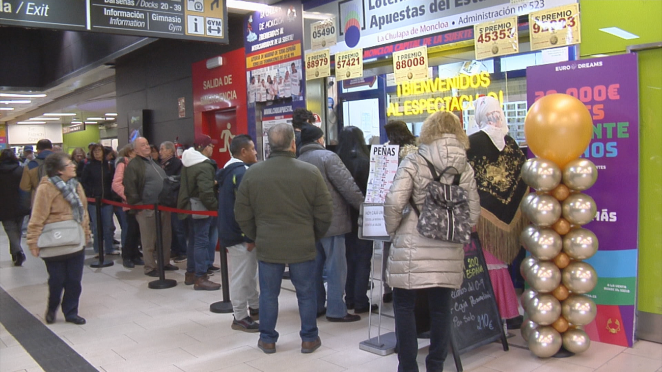 Largas colas para comprar Lotería del Niño en las administraciones ganadoras del Gordo de Navidad