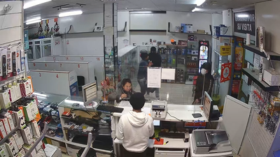 Tres personas asaltan con pistola un local en Puerta del Ángel