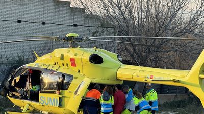 Herida grave una mujer tras quedar atrapada entre su vehículo y un árbol en Paracuellos