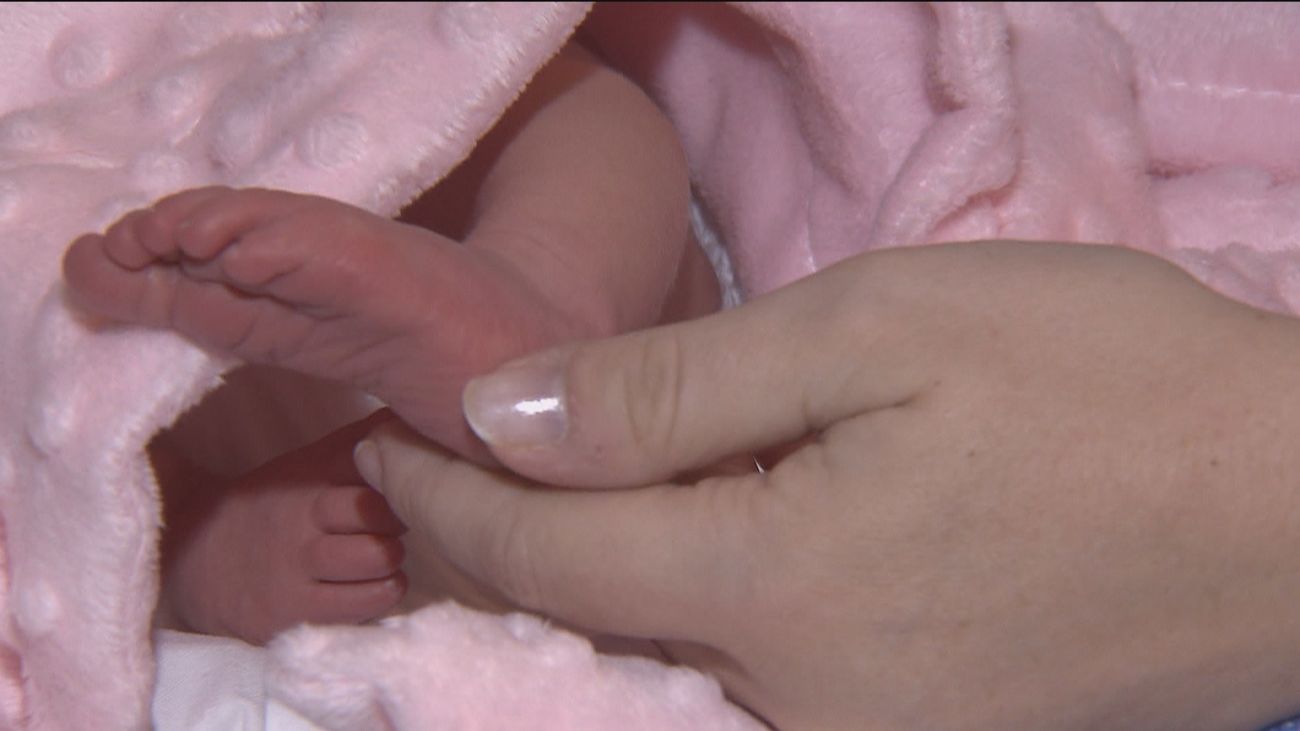 Ayuso anuncia nuevas ayudas de 1.800 euros  por hijo para partos y adopciones múltiples