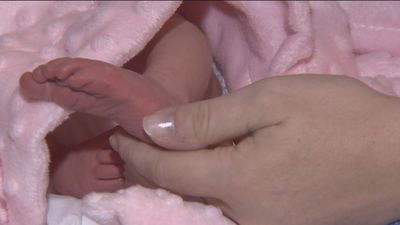 Ayuso anuncia nuevas ayudas de 1.800 euros  por hijo para partos y adopciones múltiples