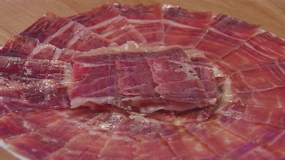 Ojo a los productos navideños: La Guardia Civil detecta numerosas partidas falsas de jamones, vino y aceite de oliva