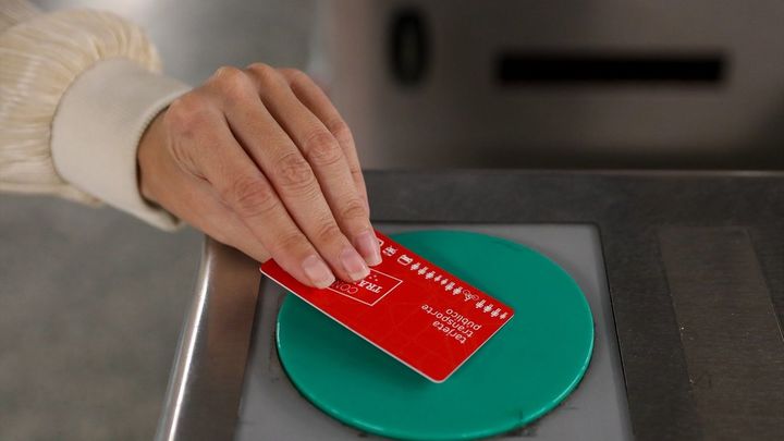 Una persona pasa su título de transporte para acceder al Metro / EUROPA PRESS