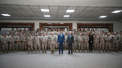 Sánchez visita a los militares españoles en Irak y les agradece su sacrificio