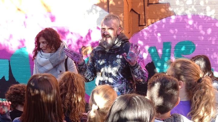 El artista 'Dulze Toño' junto a los escolares del CEIP Cervantes de Alcalá / AYTO ALCALÁ DE HENARES