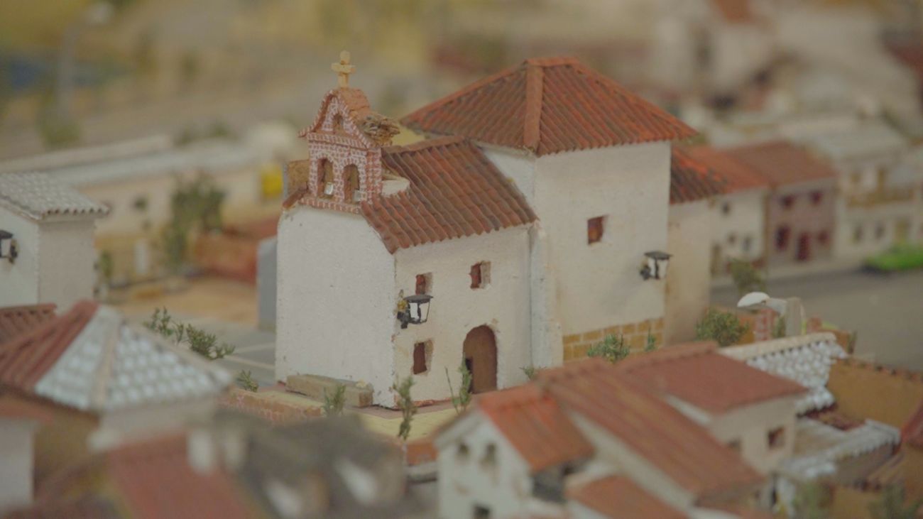 La increíble maqueta de Valdepiélagos hecha con cartón y pistachos