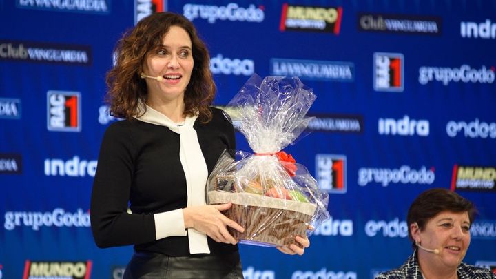 La presidenta de la Comunidad de Madrid Isabel Díaz Ayuso recibe una cesta de frutas, / EUROPA PRESS