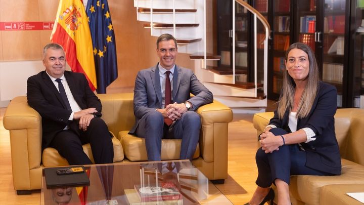 Pedro Sánchez y Santos Cerdán con la diputada de Junts, Miriam Nogueras / EUROPA PRESS