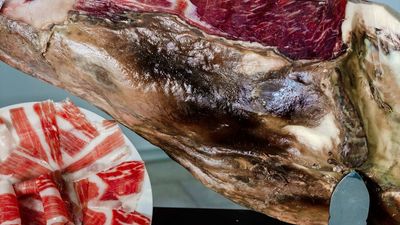 Intervenida casi una tonelada de jamones en mal estado preparados para vender en Sevilla