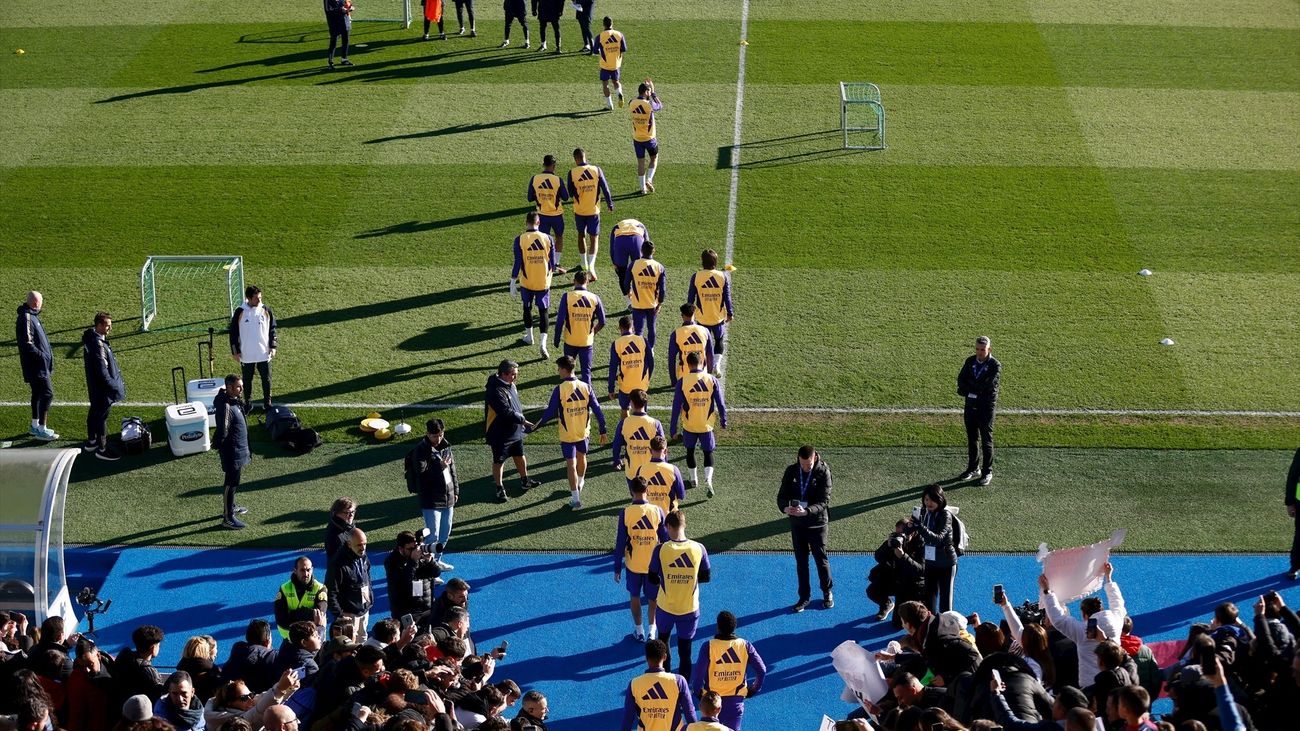 El Real Madrid entrena ante 5.700 aficionados sin Camavinga, Lucas Vázquez ni Mendy