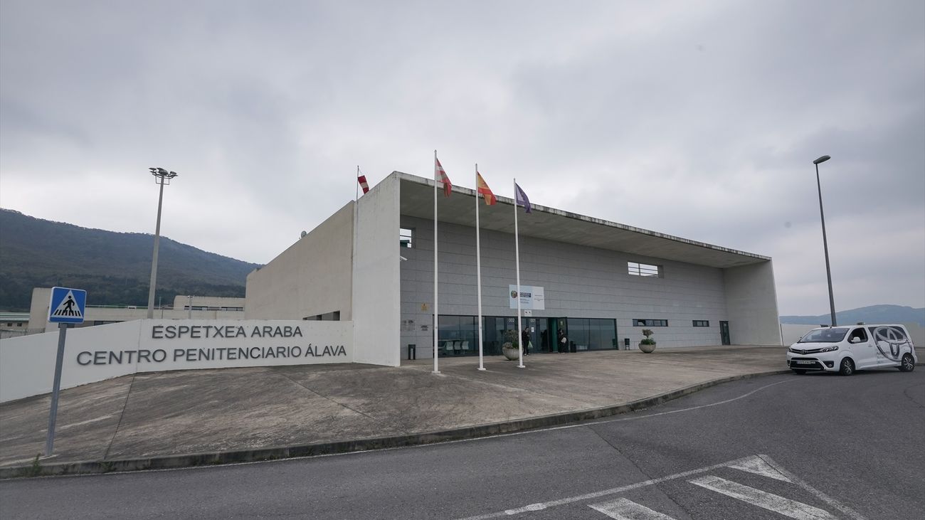 Lanzan bengalas a la prisión de Zaballa en una manifestación a favor de los presos de ETA