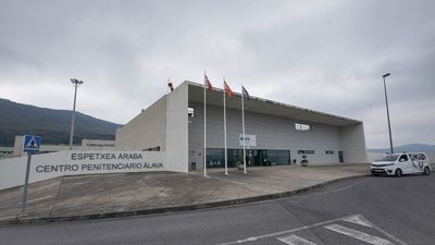 Lanzan bengalas a la prisión de Zaballa en una manifestación a favor de los presos de ETA