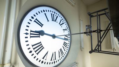 La Comunidad rinde homenaje al Reloj de Sol, uno de los emblemas de Madrid