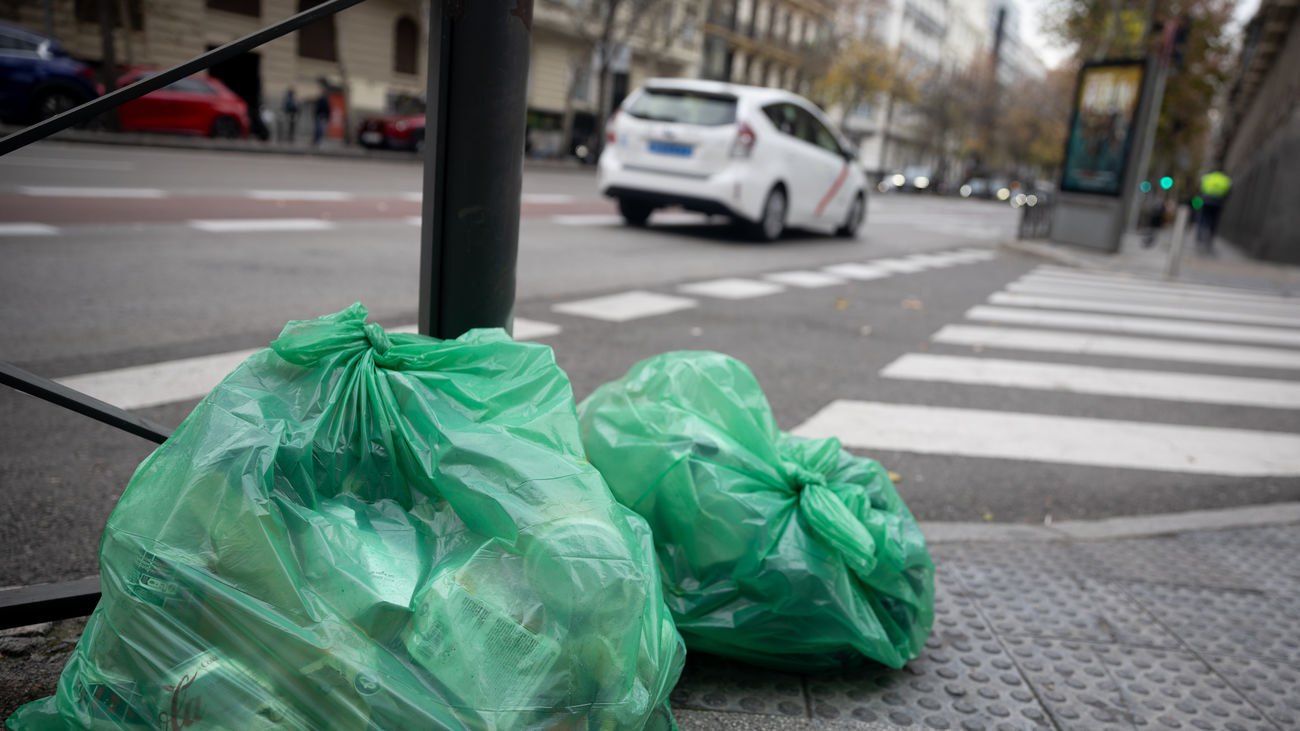 Varias bolsas de basura en una calle de Madrid