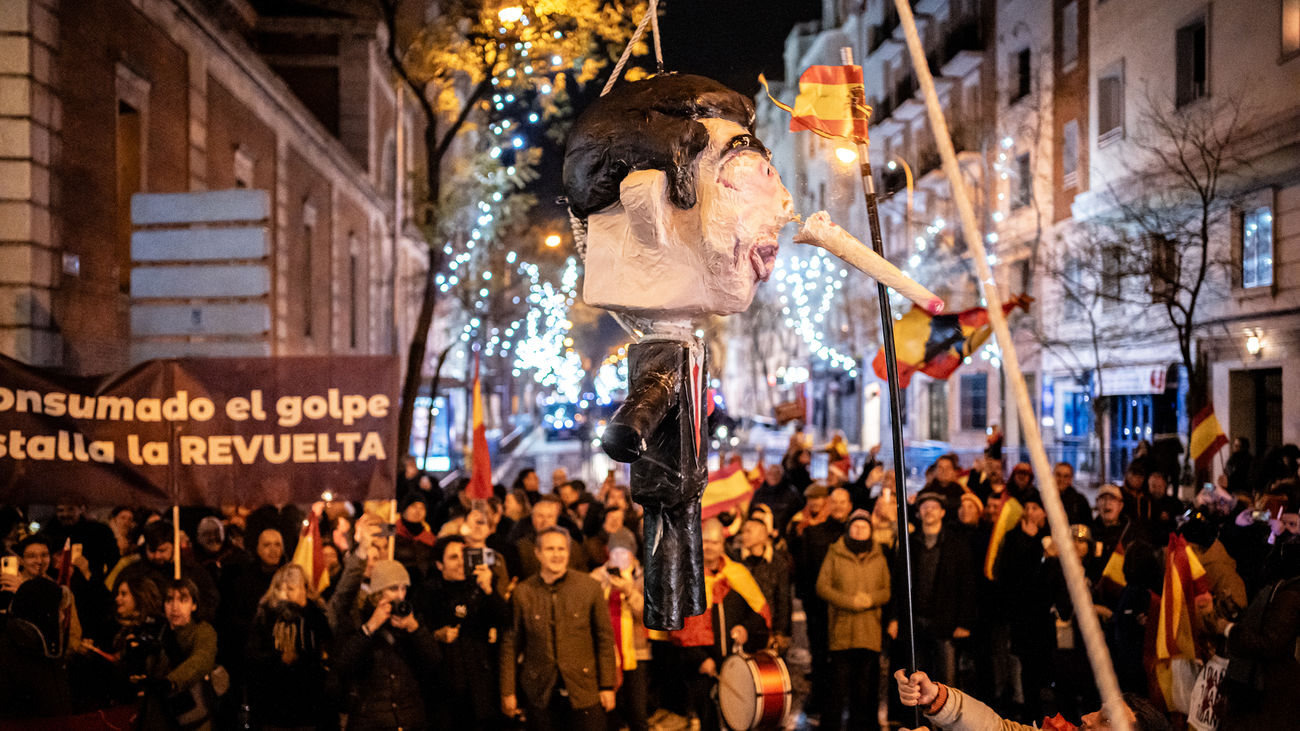 Decenas de personas celebran la entrada del año nuevo en la calle Ferraz