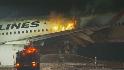 Cinco muertos y casi 400 evacuados tras un incendio en un avión en Tokio