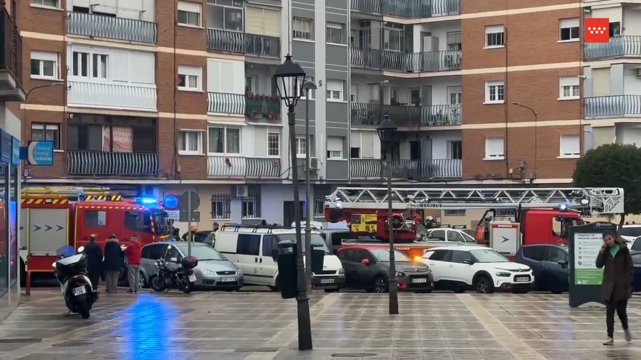 Desalojados por un incendio los vecinos de un edificio en la calle San Antonio en Móstoles
