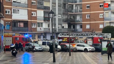 Desalojados por un incendio los vecinos de un edificio en la calle San Antonio en Móstoles