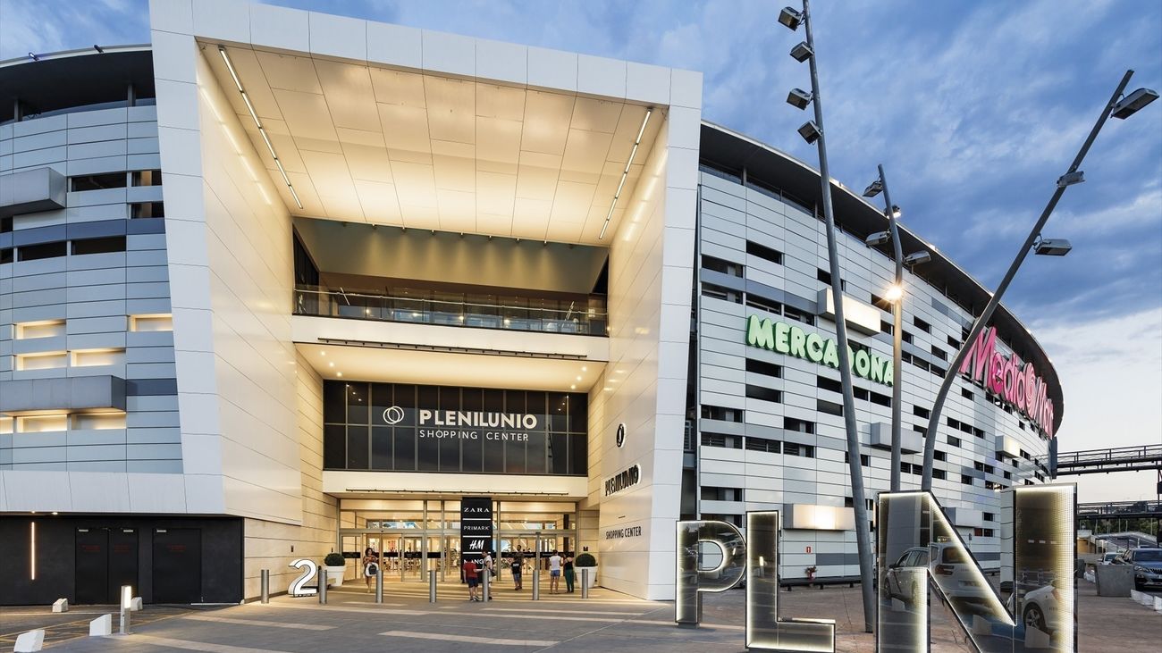 Se esconde por la noche en el centro comercial Plenilunio y roba en dos tiendas
