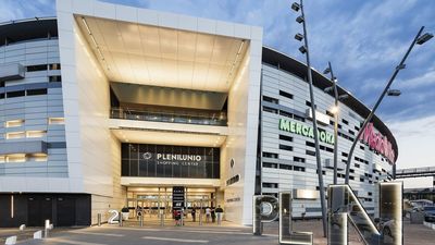 Se esconde por la noche en el centro comercial Plenilunio y roba en dos tiendas