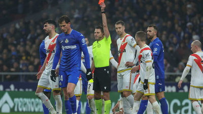 El Rayo se lleva por 0-2 el derbi madrileño ante un Getafe con nueve jugadores