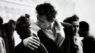 Muere la mujer de la icónica fotografía del beso de Robert Doisneau