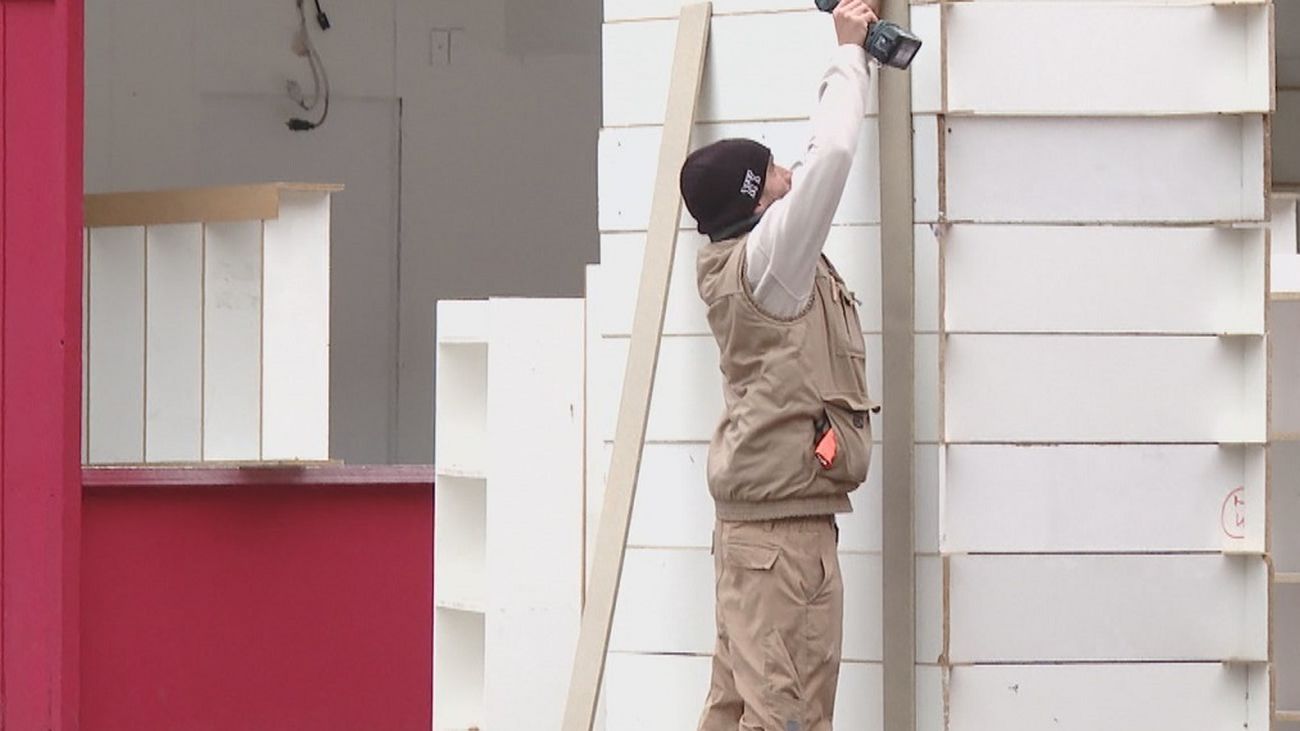 Comienza el desmontaje del mercadillo navideño de la Plaza Mayor de Madrid