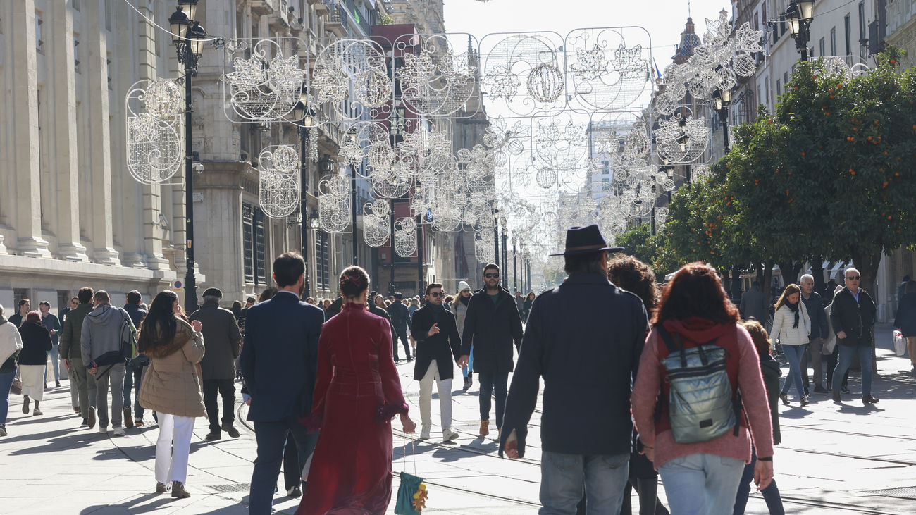 Turistas y sevillanos disfrutan del ambiente navideño por la Avda de la Constitución en Sevilla