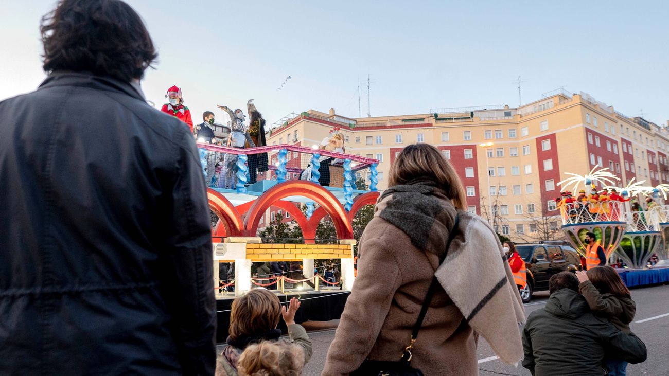 Un grupo de personas asiste a la Cabalgata de Reyes 2022 del distrito de Chamartín