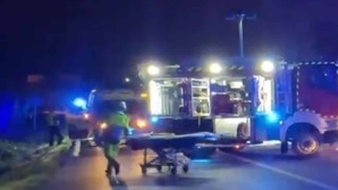 Efectivos de emergencias en el lugar del accidente de Arganda