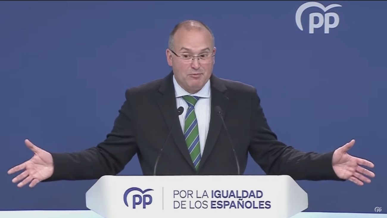 Tellado rebaja a "un café entre concejales" la reunión del PP con Junts mientras el PSOE pide explicaciones