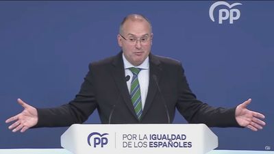 Tellado rebaja a "un café entre concejales" la reunión del PP con Junts mientras el PSOE pide explicaciones