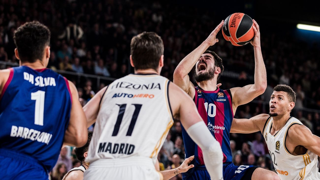 El Barça gana con un gran Vesely y un igualado pulso al Real Madrid
