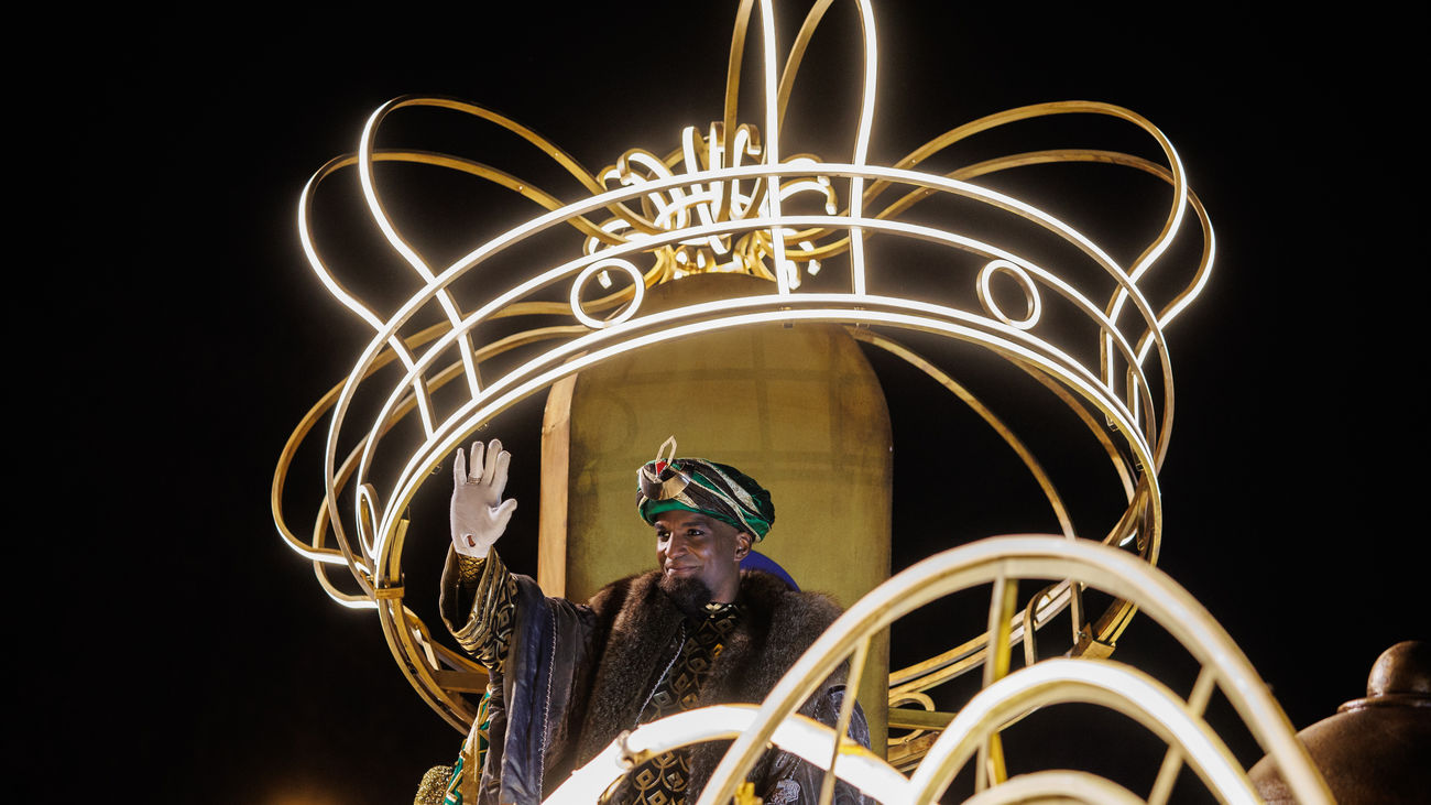El Rey Mago Baltasar en su carroza durante la cabalgata de Reyes 2023