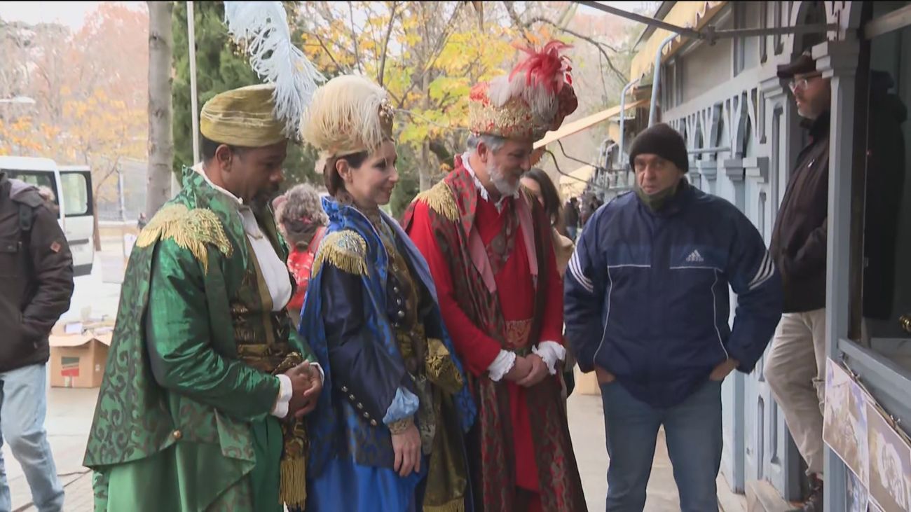 Los emisarios reales visitan la cuesta de Moyano con sus encargos de libros