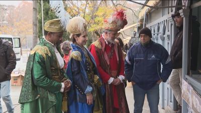 Los emisarios reales visitan la cuesta de Moyano con sus encargos de libros